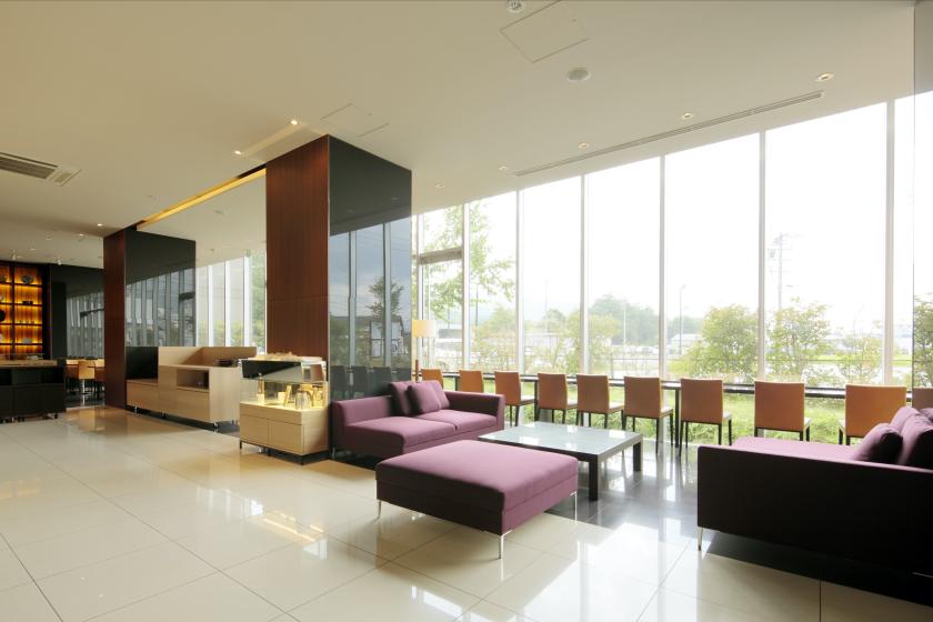 3 Enjoy the daily buffet in the spacious lounge (breakfast included)