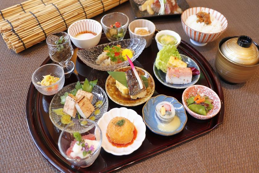 1日10食限定！夕食は夏の豆皿御膳の1泊2食付♪　駐車場無料プラン