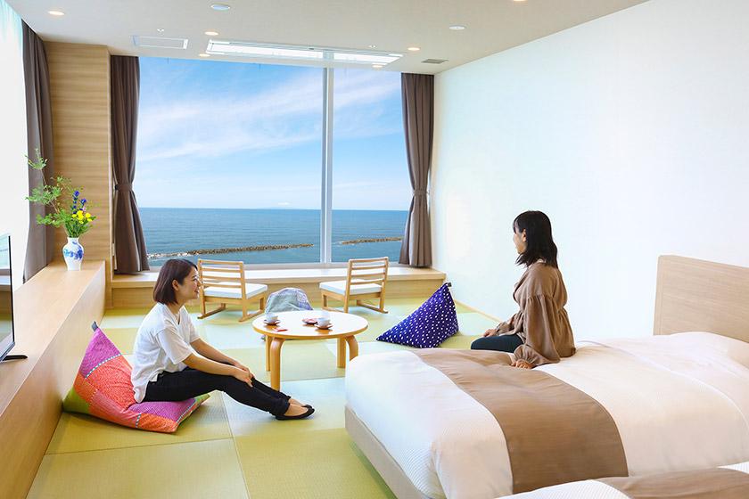 【リニューアルモダン和室】　開放感のある客室から日本海を一望＆1泊2食付　創作バイキング