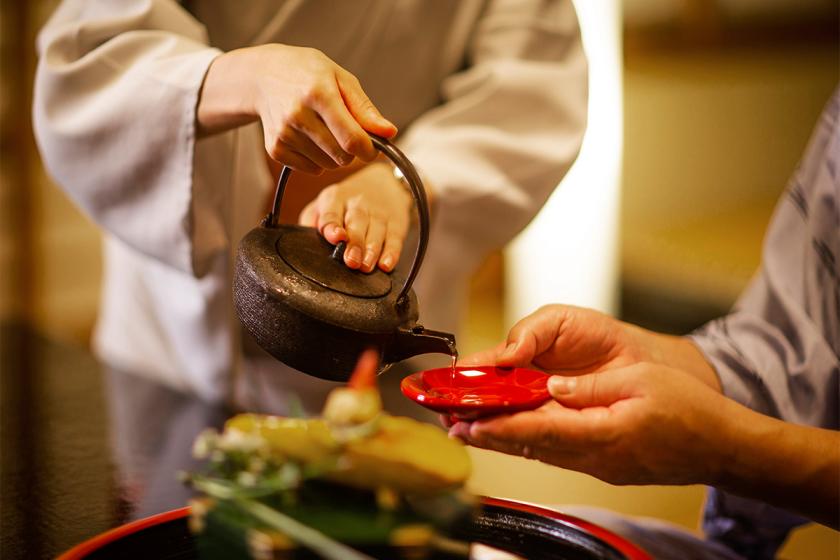 [客房餐-近江牛肉懷石料理-] 您可以在客房內享用滋賀的味道。安井的款待，享受對話