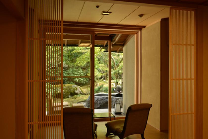 Standard tatami room with open-air big stone bath