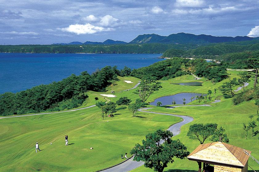 [2 Sam Guaranteed/Resort Golf (April to October)] Shot into the expanding sky while looking at the blue sea! Includes 1 round of play <Breakfast included>