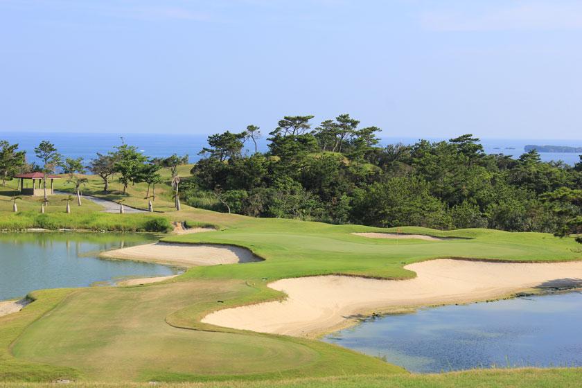 [2 Sam Guaranteed/Resort Golf (April to October)] Shot into the expanding sky while looking at the blue sea! Includes 1 round of play <Breakfast included>