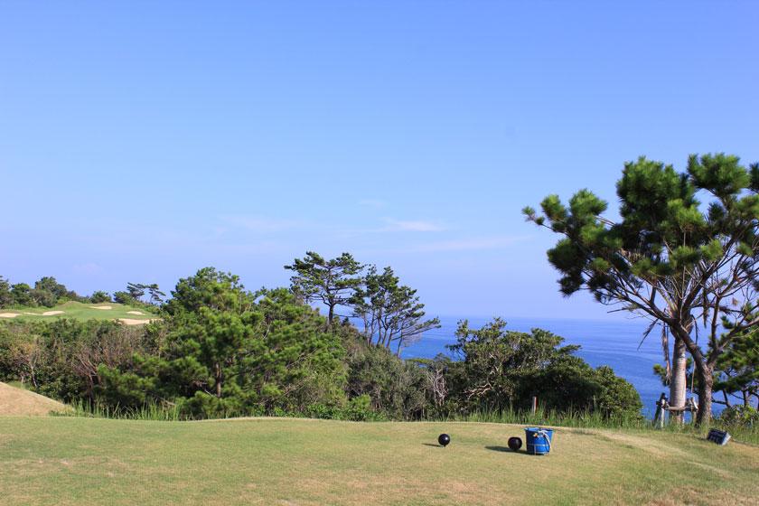 [含Kanucha租車] [2 Sam保證/度假村高爾夫（4月至10月）] 一邊眺望蔚藍的大海，一邊向廣闊的天空射擊！含一輪比賽<含早餐>