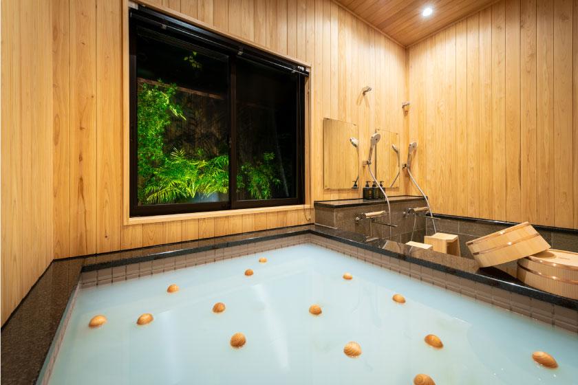 【Private Bath Experience】 Relax in a Japanese 'kashikiriburo' bath surrounded by the calming scent of hinoki wood