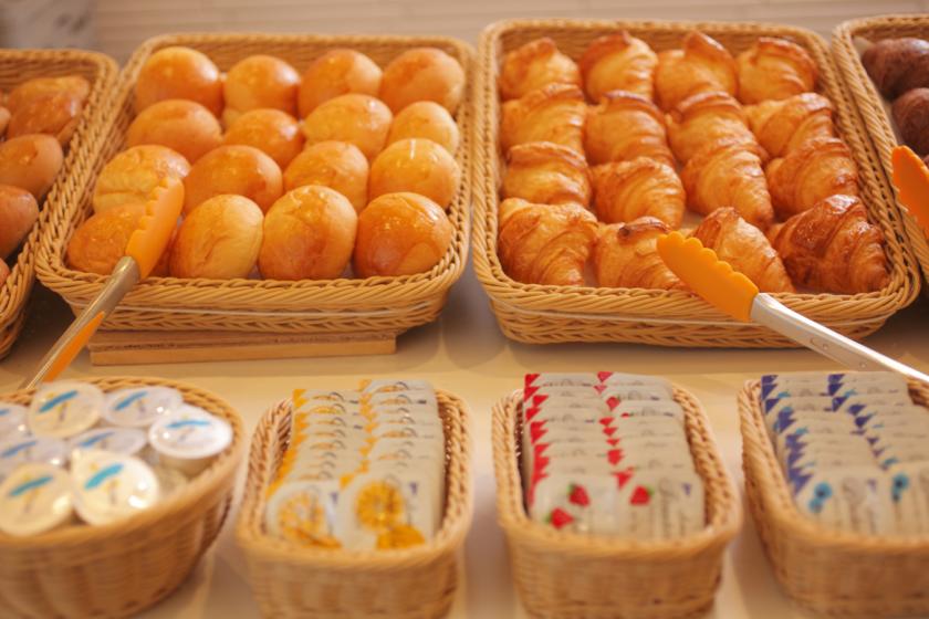 Plan with breakfast buffet of freshly baked bread