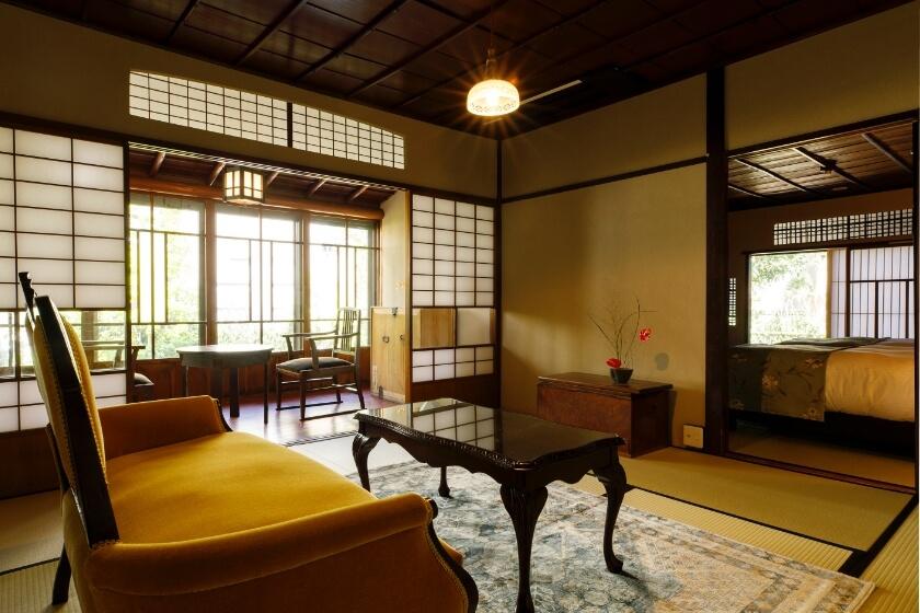 With hot spring and courtyard [Pale moon] Japanese-style room with Taisho romance furniture, former tea room bedroom
