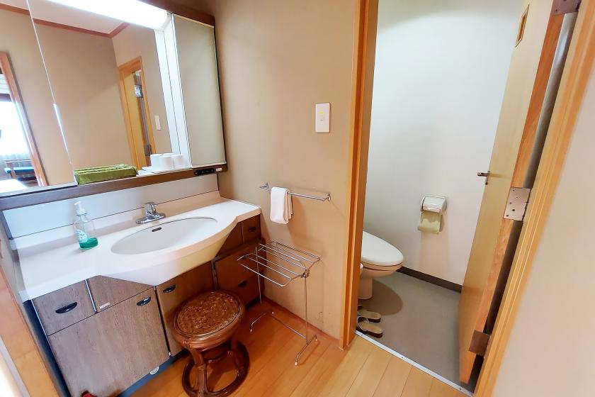 Japanese-style room (with washing machine with toilet / non-smoking)