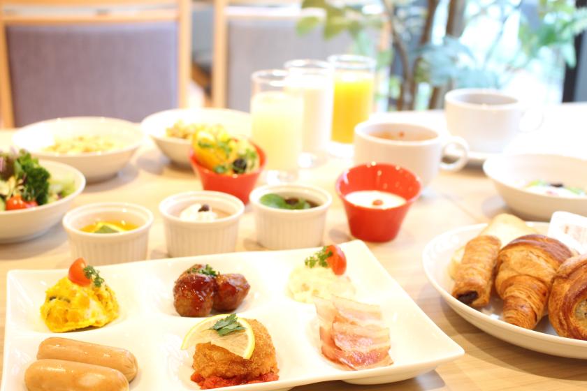 Enjoy a full buffet of more than 50 items of Japanese and Western food♪ Standard plan / breakfast included
