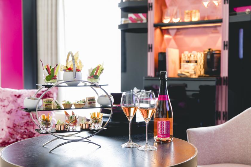 [Day use for up to 4 people] Cheers with rosé champagne! Girls-only gathering plan to enjoy with a special appetizer [with gourmet bar benefits] (15: 00-23: 00)