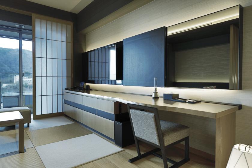 Deluxe room with open-air bath on the upper floor of the west wing (Japanese type)