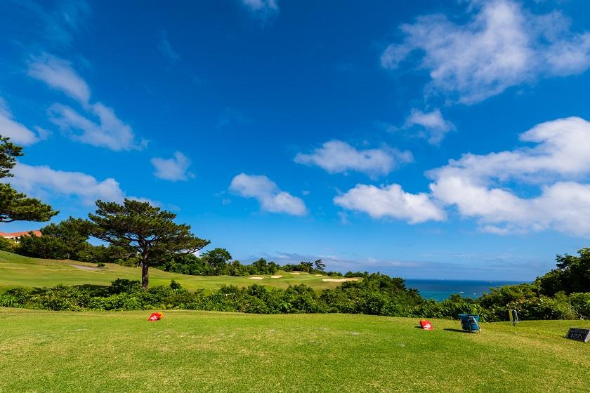[2 Sam 保證/度假村高爾夫（4 月至 10 月）] 一邊眺望蔚藍的大海，一邊向廣闊的天空射擊！含一輪比賽<含早餐>