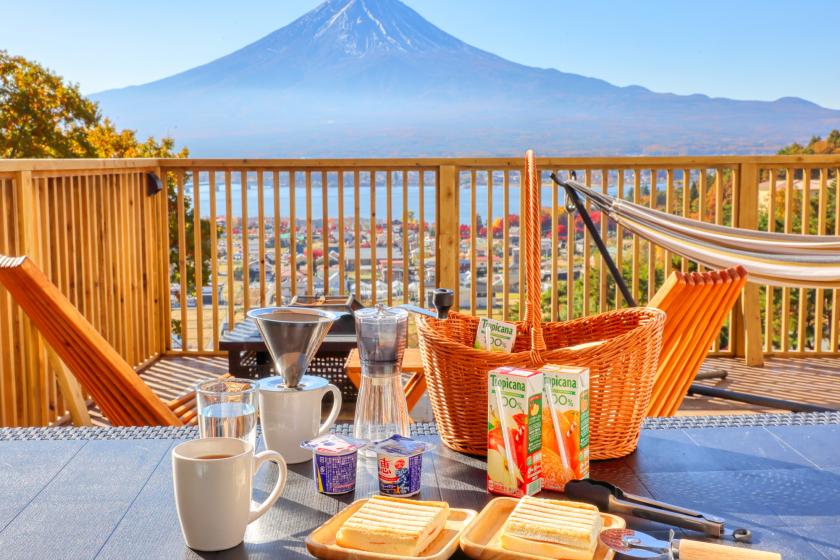 所有房間都可以看到富士山的壯麗景色。晚餐是包括豐盛的肉類燒烤和熱三明治小吃的計劃（還可以享受篝火！）