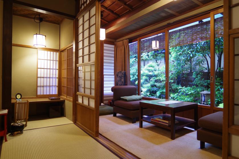 Main Building  Room 16 - Early 1800s, original structure - Room facing part of a moss-covered  garden  (Ground floor/39㎡) 