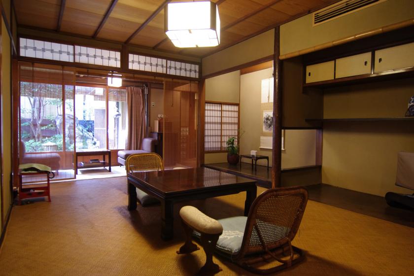 Main Building  Room 16 - Early 1800s, original structure - Room facing part of a moss-covered  garden  (Ground floor/39㎡) 