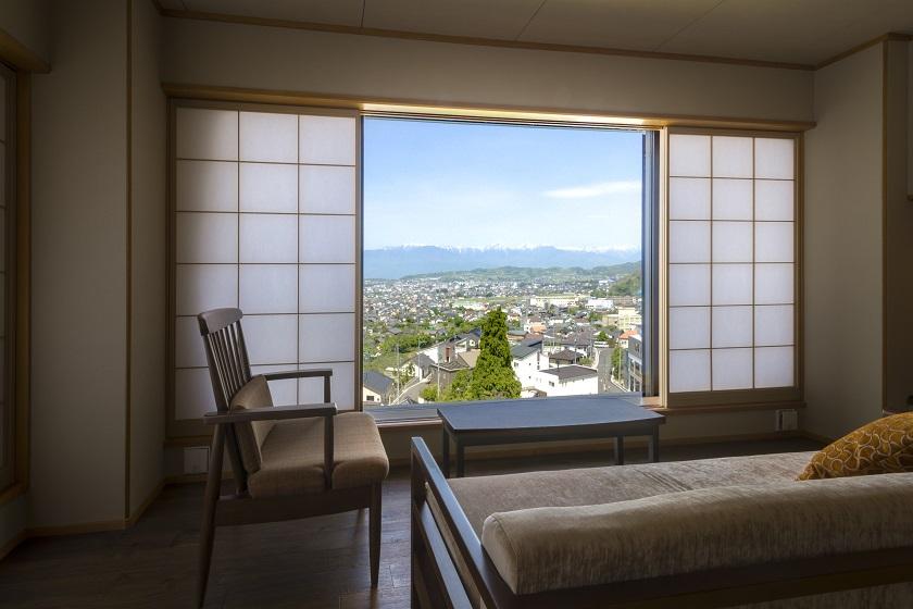 Higashi no Yakata 10張榻榻米（56平方米）高級日式房間，客廳配有霧桑拿
