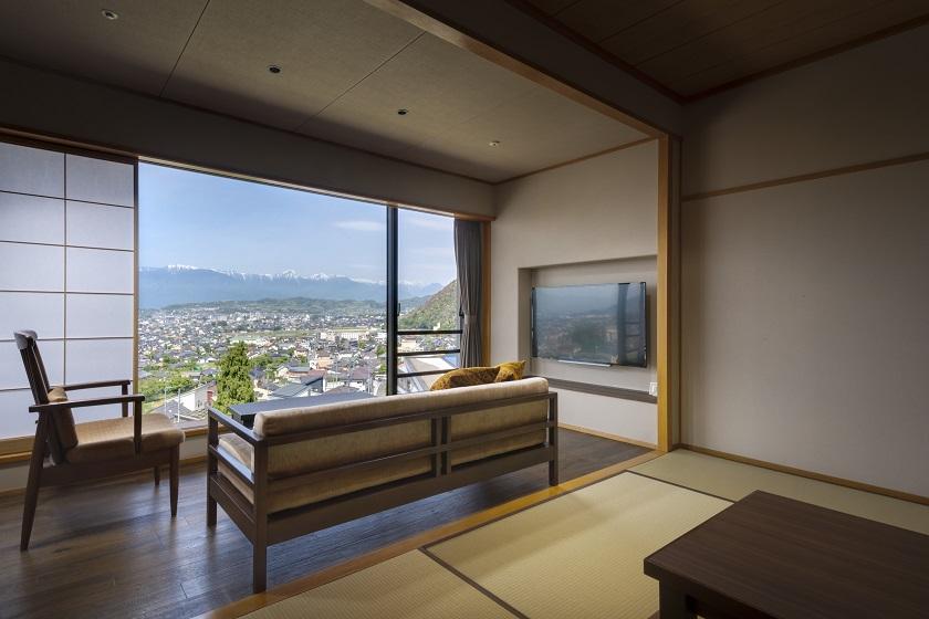 Higashi no Yakata 10张榻榻米（56平方米）高级日式房间，客厅配有雾桑拿