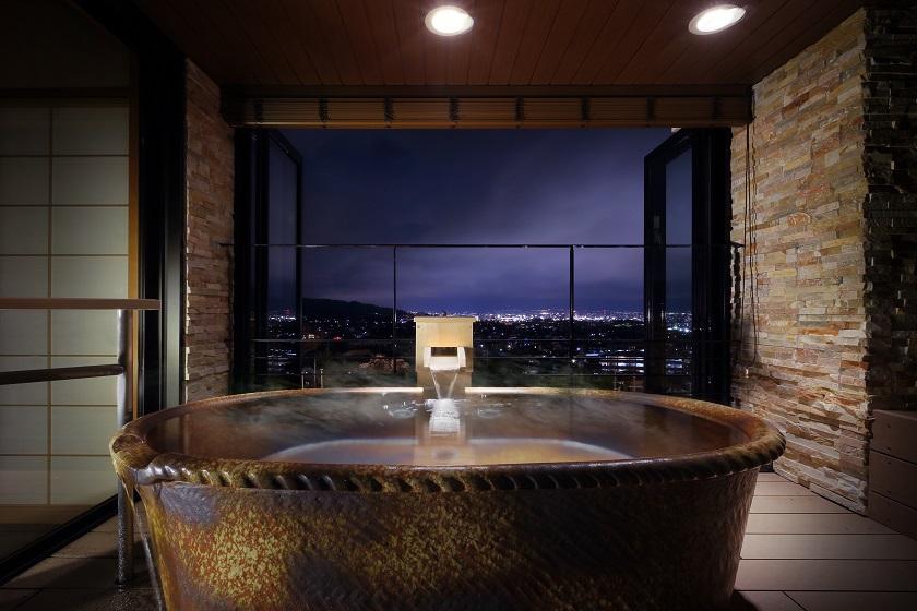 中央電 / 露天溫泉浴池（70平方米）帶客廳的日西合璧式房間
