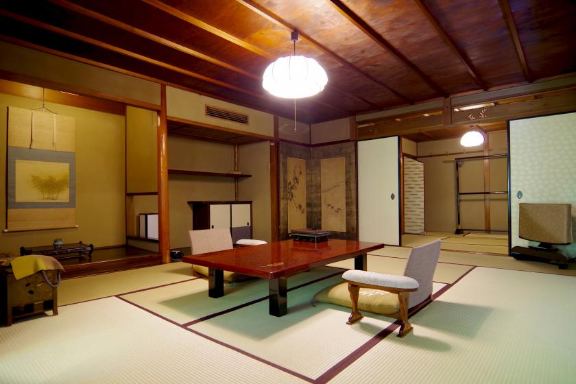 Main Building  Room 14 - Early 1800s, original structure - Corner room with private garden space  (Ground floor/59㎡)