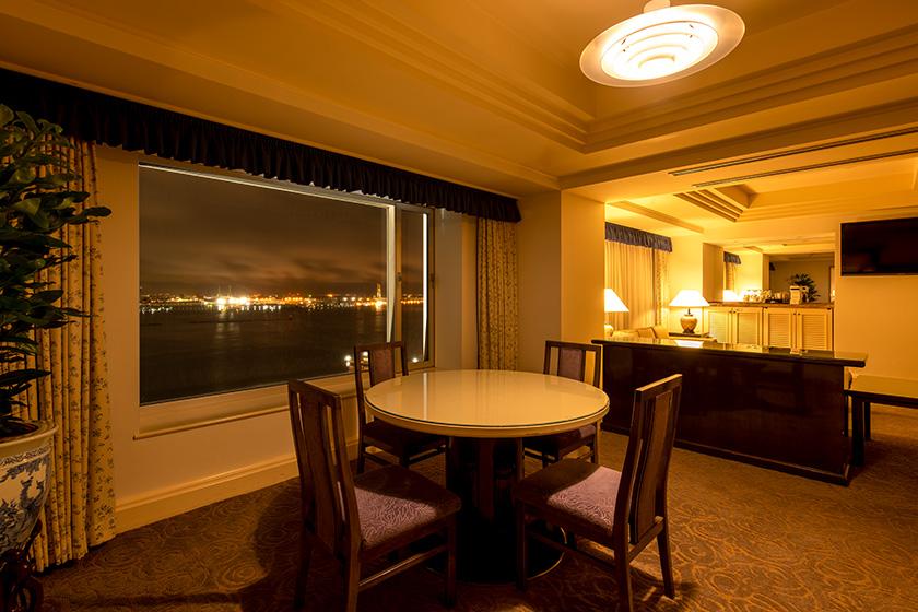 1 King 1 Bedroom Suite Dining Club Lounge Access