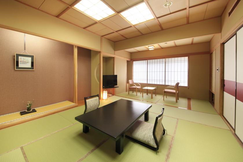 [Japanese-style room 10-12 tatami mats] Pure Japanese-style guest room