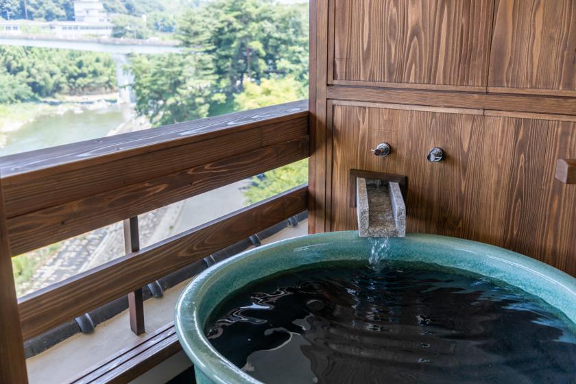 Rakusuikan Japanese-Western style room with open-air bath
