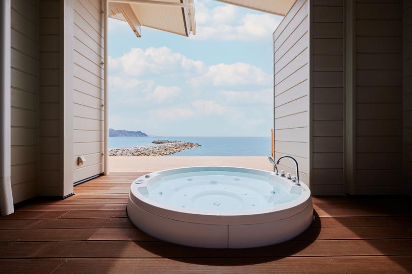 Ocean front with outdoor jacuzzi for up to 5 people (non-smoking)