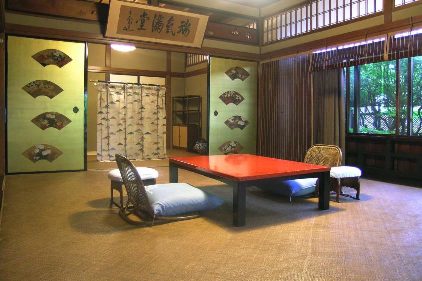 Main Building Room 25 - Late 1800s - Corner room with impressive golden fusuma sliding doors  (2nd floor/64 ㎡)