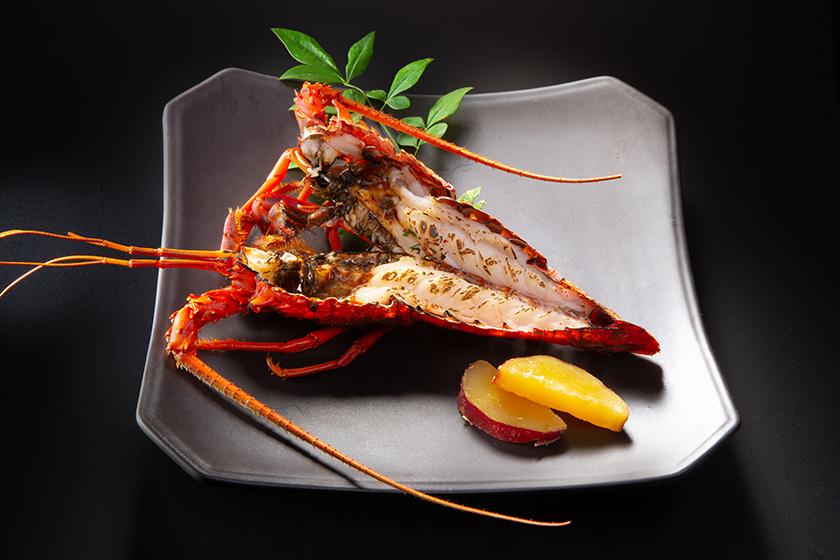 [Come together, all you greedy people!] Enjoy the seafood of spiny lobster, snow crab, and golden-eyed snapper!