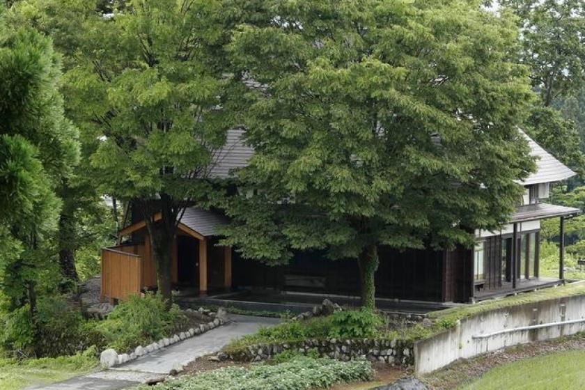 [Pick-up service from Echigo Yuzawa Station on the Joetsu Shinkansen line included - THE HOUSE [IZUMI]] Limited to one group per day! Traditional Japanese villa with a spectacular hot spring and sauna - Breakfast included (1 night stay, breakfast only)