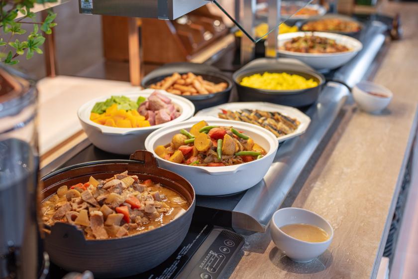 Enjoy the combination of foods your body and mind desires with a daily buffet of fresh vegetables and carefully selected ingredients (breakfast included)