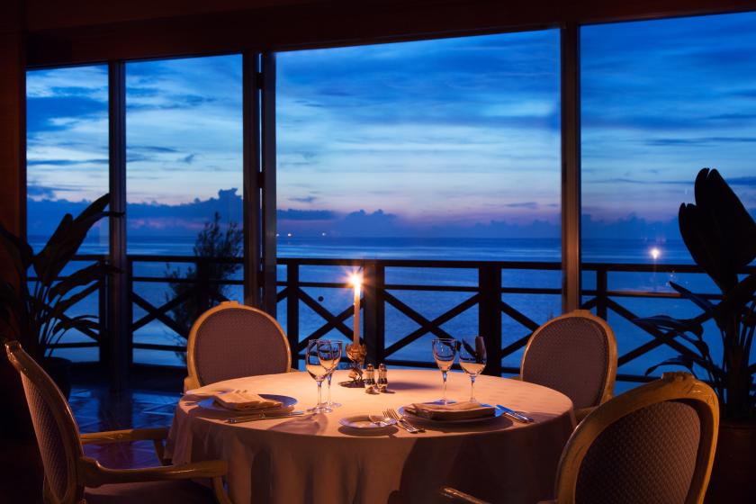 [◆Recommended for special occasions◆] Invitation to one specialty dinner at Four Seasons or Aya at Renaissance Resort Okinawa <2 nights and up> *Reservation required