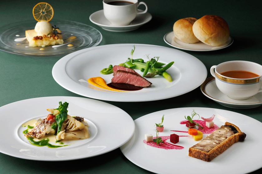 [Dinner designated at 20:00] Dinner and breakfast included/French cuisine