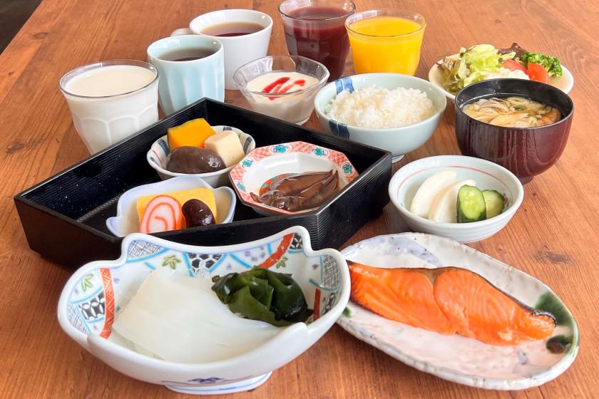 <Advance card payment only> [Breakfast included plan] Choose from Japanese or Western set meals ◆ Large public bath with sauna available ◆ Directly connected to affiliated parking lot/Takaoka Station