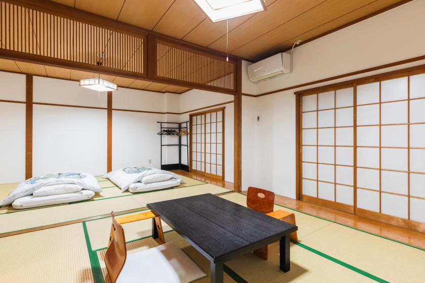 [Japanese-style room 10 tatami + 8 tatami] Two consecutive rooms / Recommended for groups / 30 square meters / Non-smoking