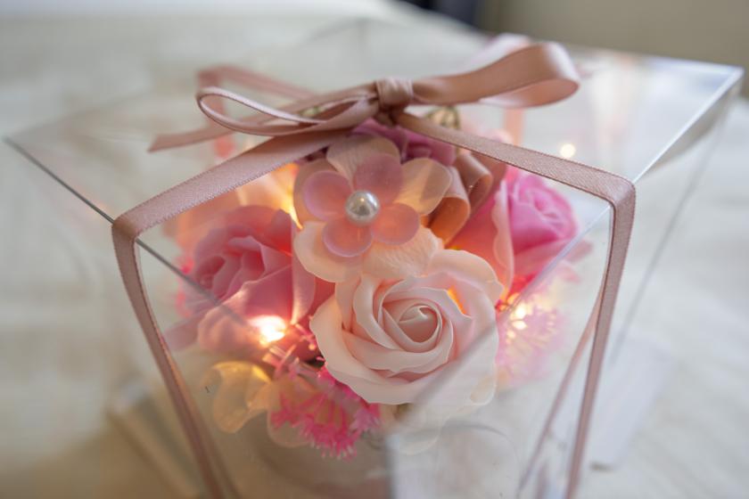 Birthday stay with a stunning balloon set ~ LED flower cake included ~