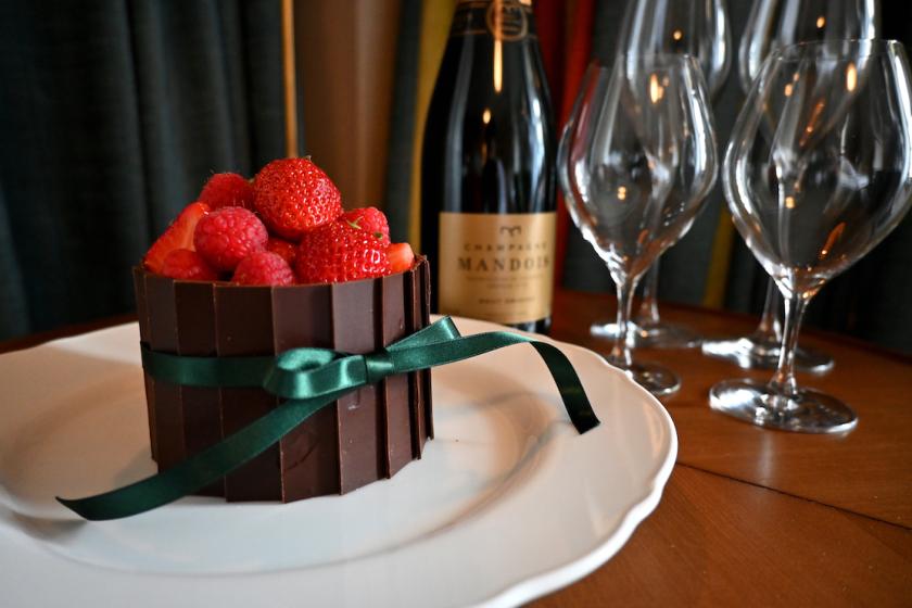 [Anniversary Stay] Plan with anniversary benefits such as a bottle of champagne, a pastry chef's special cake, and a bouquet of flowers [Breakfast included]