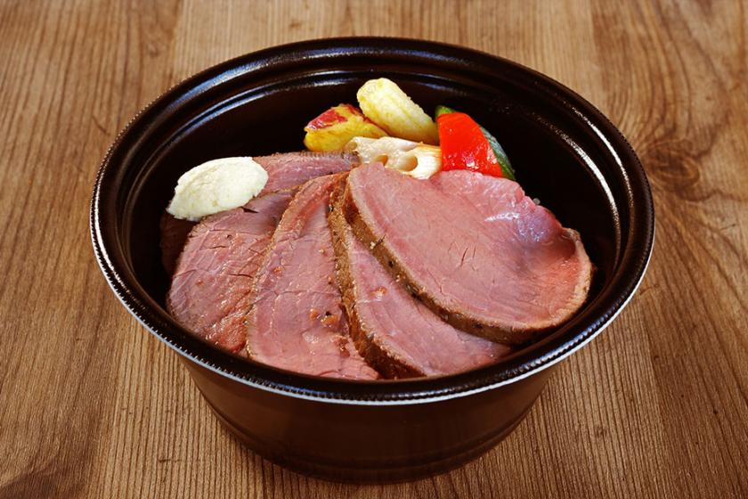 [Chef's Special ☆ Gourmet Box Plan] Enjoy a thick roast beef bowl in the comfort of your own room.