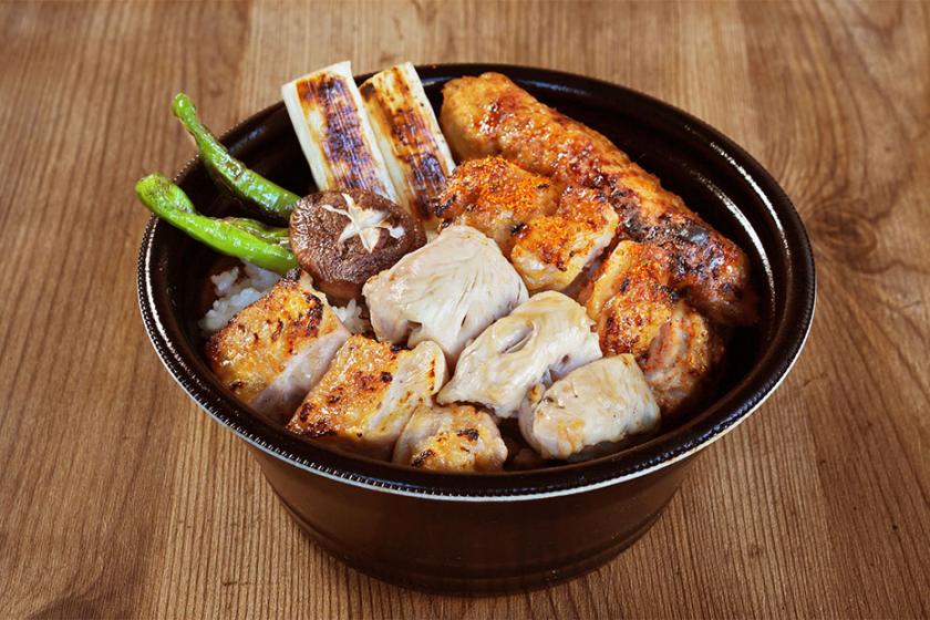 [Chef's Special ☆ Gourmet Box Plan] Enjoy a charcoal-grilled Shingen chicken yakitori bowl in the comfort of your own room.