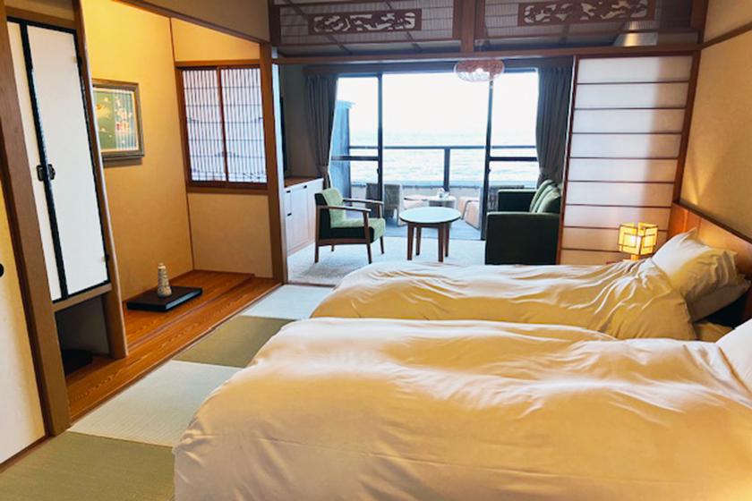 [Rainy活动适用方案]双床房现已推出！监控套餐和无限畅饮套餐配有 65 英寸智能电视、休闲沙发和俯瞰大海的甲板，为您的客房提供充足的款待。