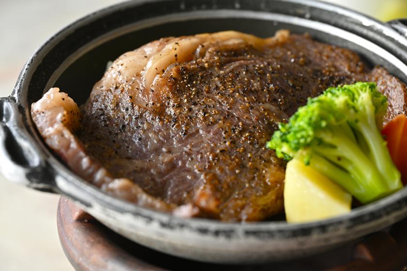 [Popular No. 1] A masterpiece that the head chef delivers with confidence ♪ Beef grilled on a plate with Himalayan rock salt!