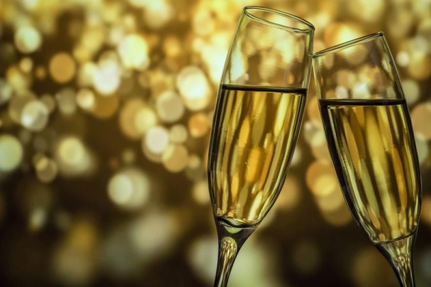 [Recommended for anniversaries and birthday celebrations] Toast with sparkling wine while looking at Tokyo Skytree in a Deluxe Room (breakfast included) ≪Limited to 3 guests≫