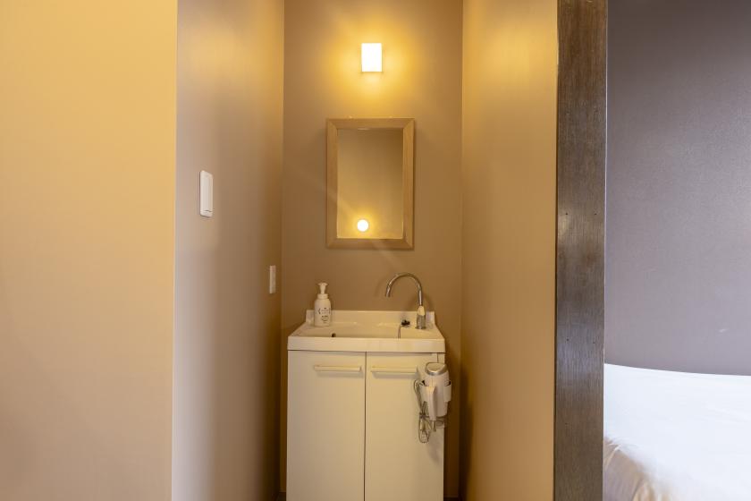 Standard 6-person room [private shower/private toilet]