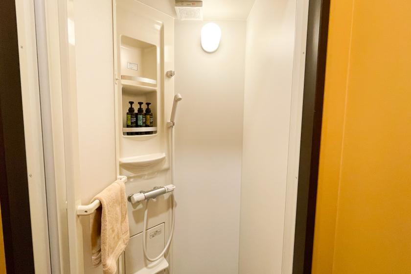 Mixed dormitory [shared shower/shared toilet]