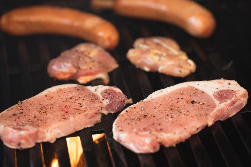 ＜手ぶらでワイルドBBQ＞ご夕食は雨の日でも安心！屋根付テラスで豪快にアメリカンスタイルグリルのＢＢＱ！サーロインステーキプラン
