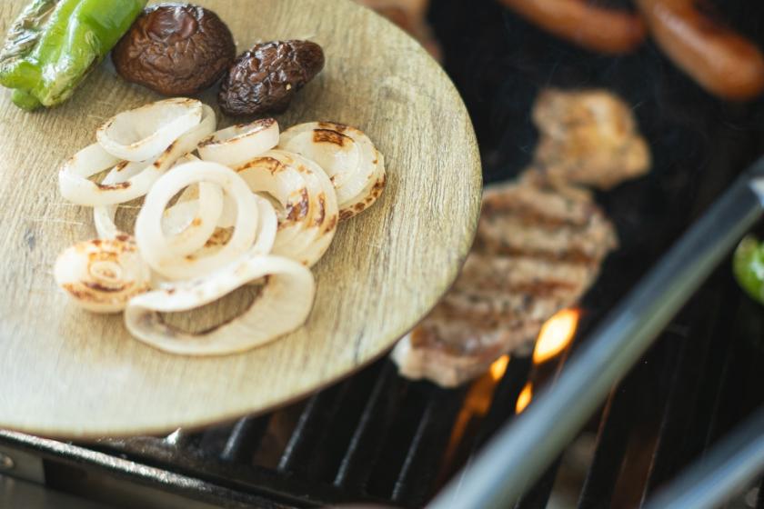 ＜手ぶらでワイルドBBQ＞ご夕食は雨の日でも安心！屋根付テラスで豪快にアメリカンスタイルグリルのＢＢＱ！サーロインステーキプラン
