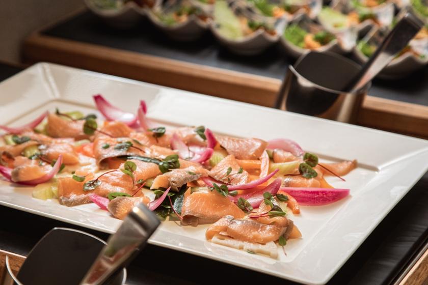 湖を一望するレストランでご当地鰻飯や浜松餃子を堪能！地中海料理＆和食ブッフェ2食付／19:15