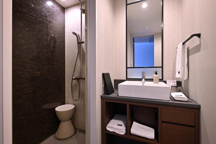 [Creative Room] Double bed / Unit shower / 20 square meters / Non-smoking