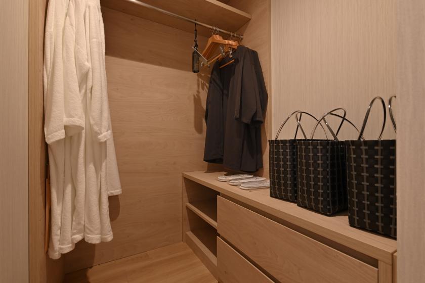 [Tourist Room] Twin bed + extra bed / 3 people / Unit bath included / 38 square meters / Non-smoking