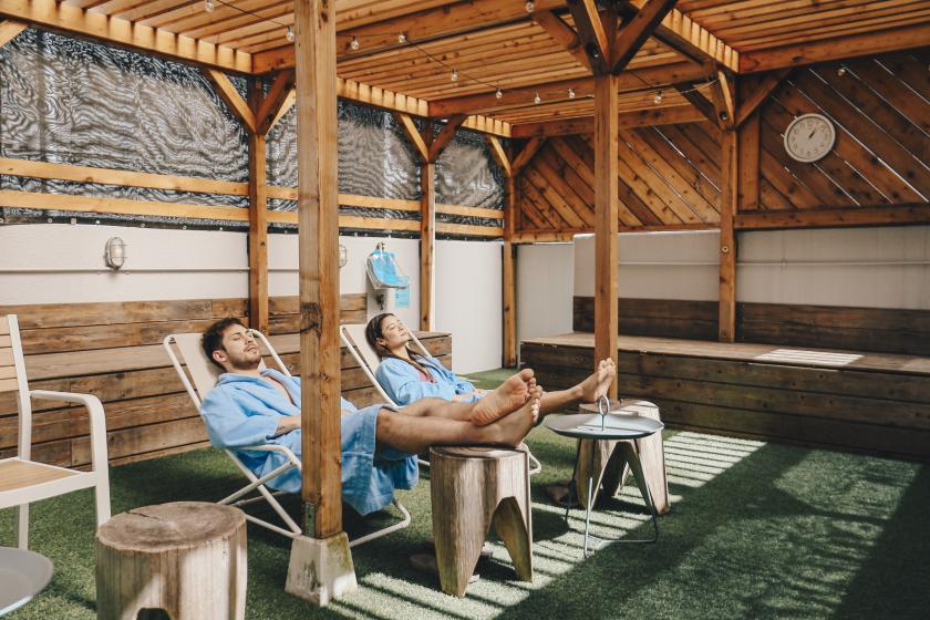 【マスターモイスト×8HOTEL】スパ1回確約｜サウナのあとに、ととのうケア。湘南で楽しむ“サボり美容”ステイ【朝食無料】